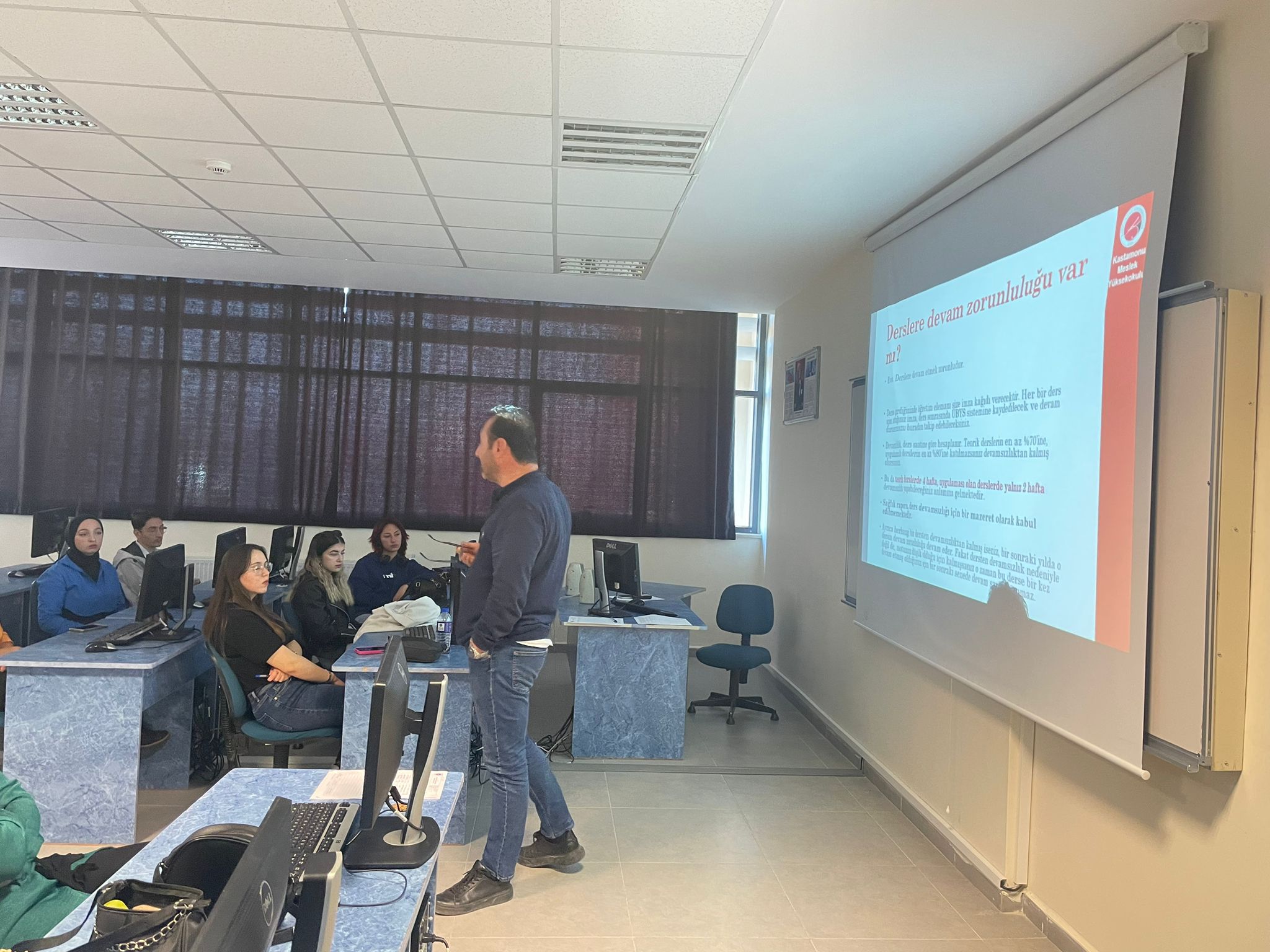 İşletme Yönetimi Programı 2. Sınıf Öğrencileriyle Oryantasyon ve Danışmanlık Toplantısı Gerçekleştirildi